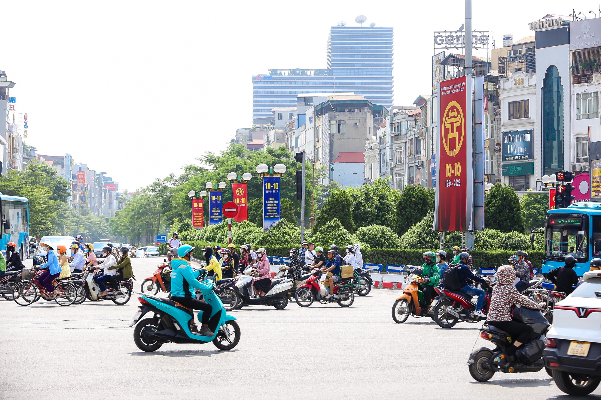 Đường phố H&agrave; Nội trang ho&agrave;ng mừng kỷ niệm 69 năm Ng&agrave;y Giải ph&oacute;ng Thủ đ&ocirc; - Ảnh 10.