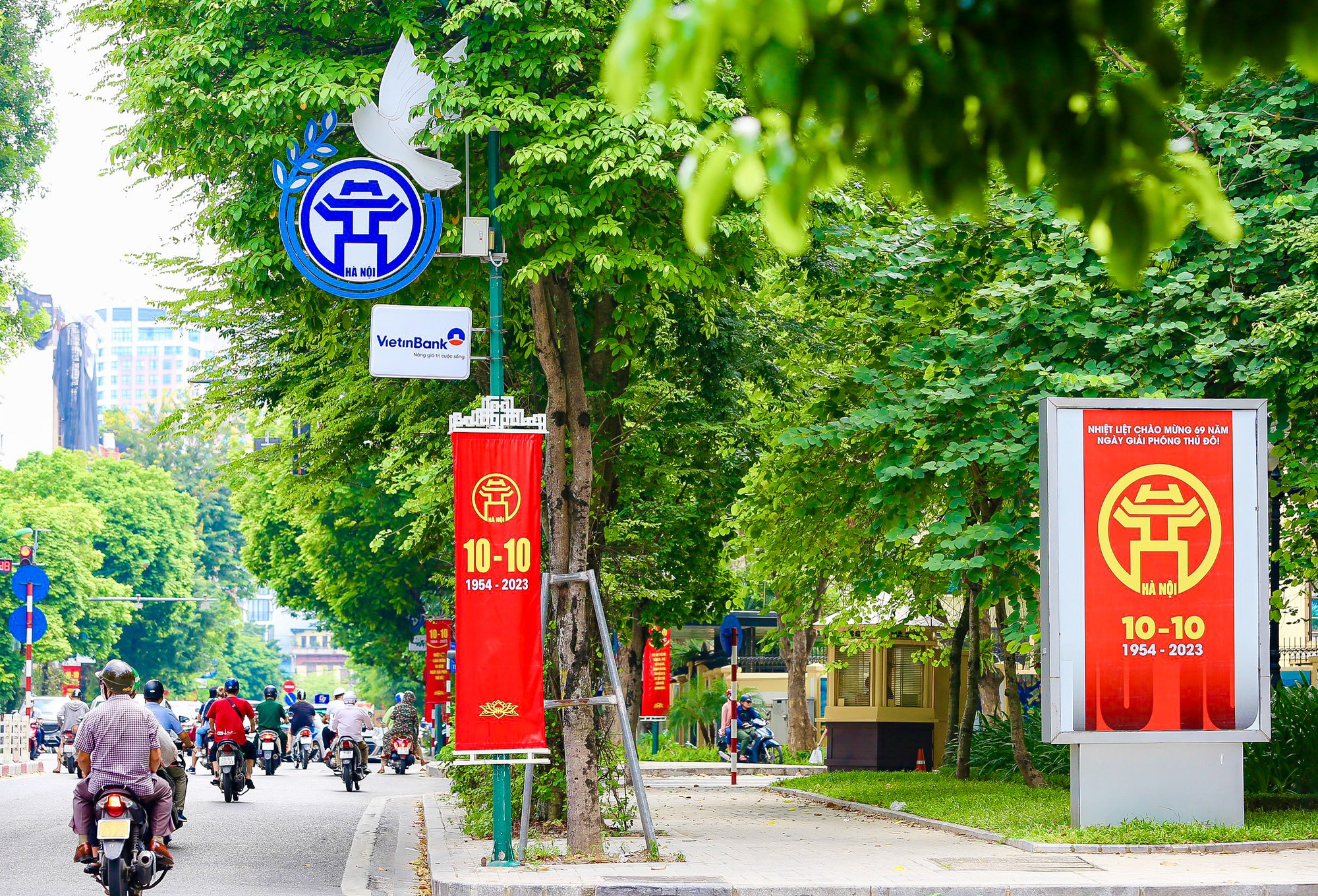 Đường phố H&agrave; Nội trang ho&agrave;ng mừng kỷ niệm 69 năm Ng&agrave;y Giải ph&oacute;ng Thủ đ&ocirc; - Ảnh 11.