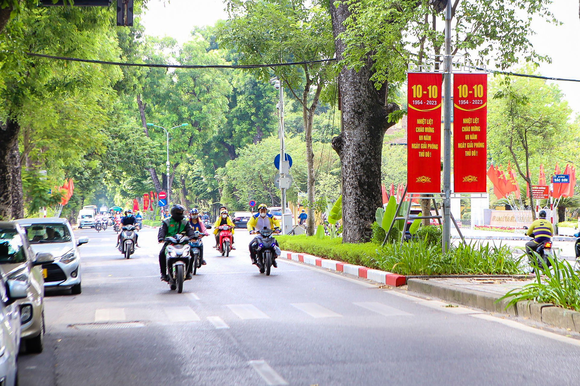 Đường phố H&agrave; Nội trang ho&agrave;ng mừng kỷ niệm 69 năm Ng&agrave;y Giải ph&oacute;ng Thủ đ&ocirc; - Ảnh 4.