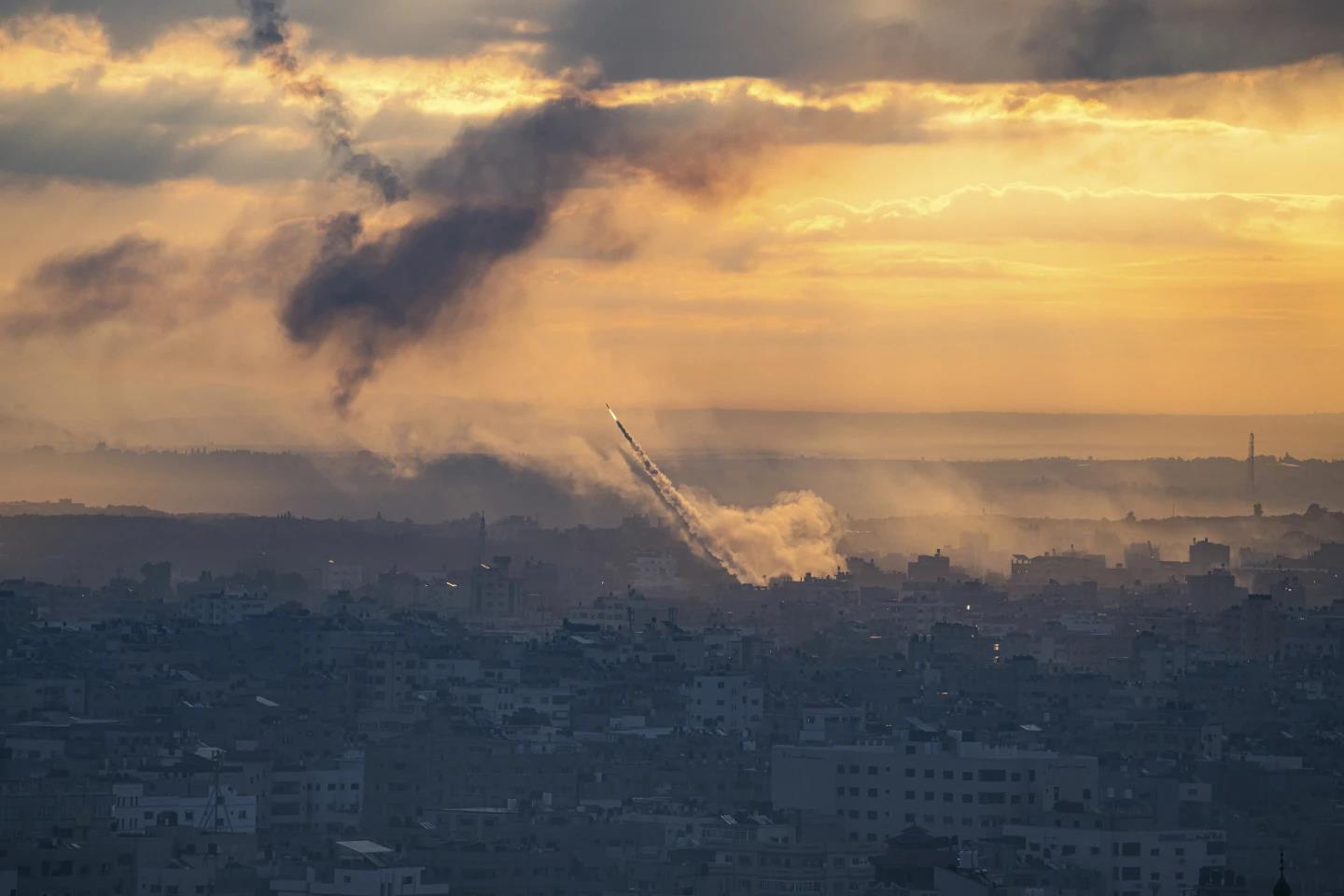 Hứng h&agrave;ng ng&agrave;n quả rốc-k&eacute;t, Israel tuy&ecirc;n bố cứng rắn - Ảnh 1.