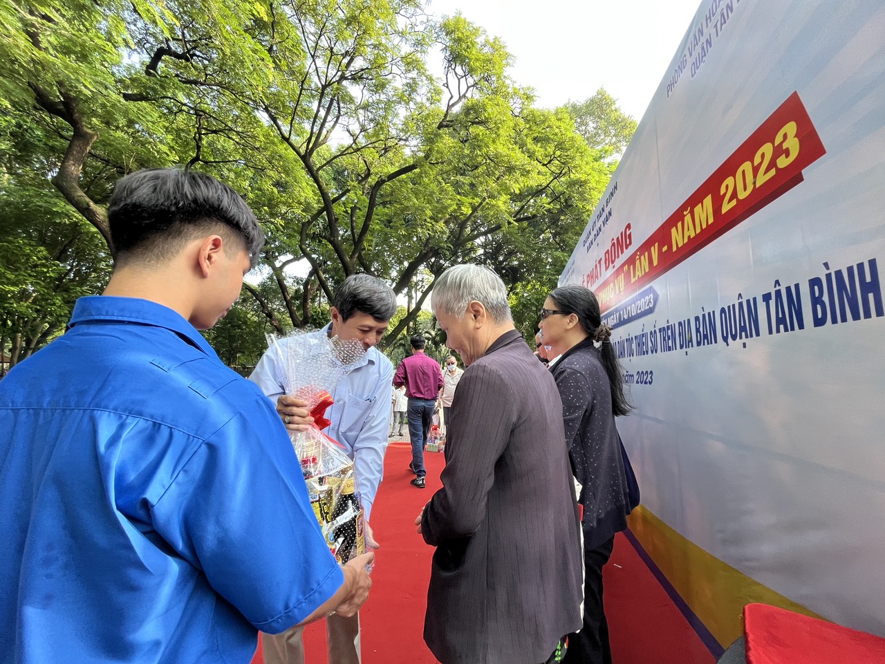 TP HCM: Quận T&acirc;n B&igrave;nh ph&aacute;t động tuần lễ V&igrave; d&acirc;n phục vụ - Ảnh 1.