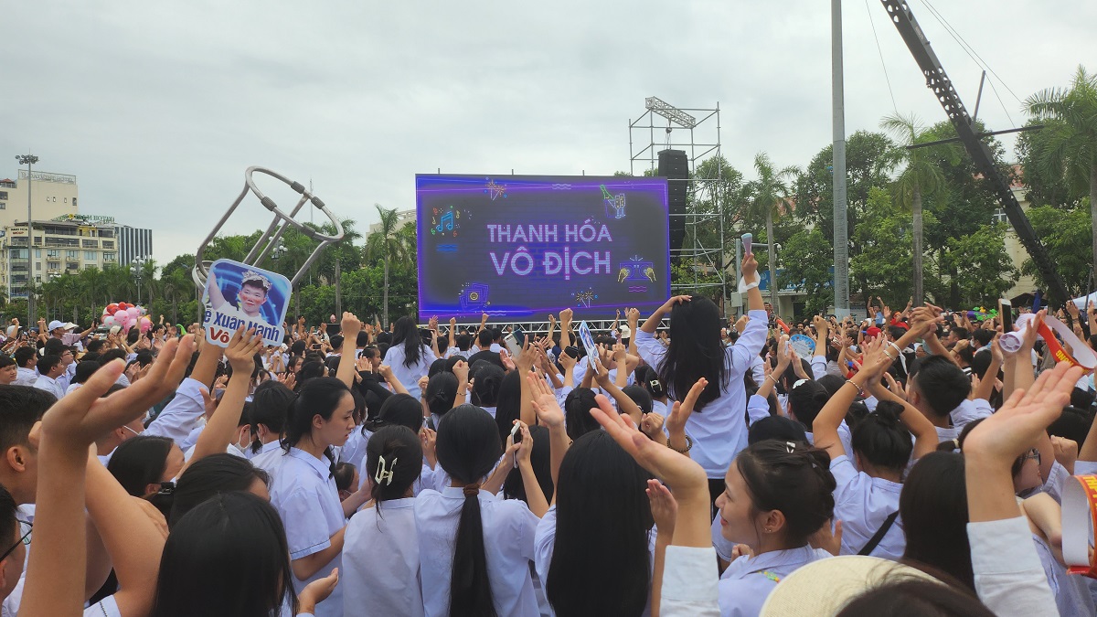Điểm cầu Thanh Hóa nổ tung khi nhà vô địch Đường lên đỉnh Olympia năm 2023 được xướng lên - Ảnh 6.