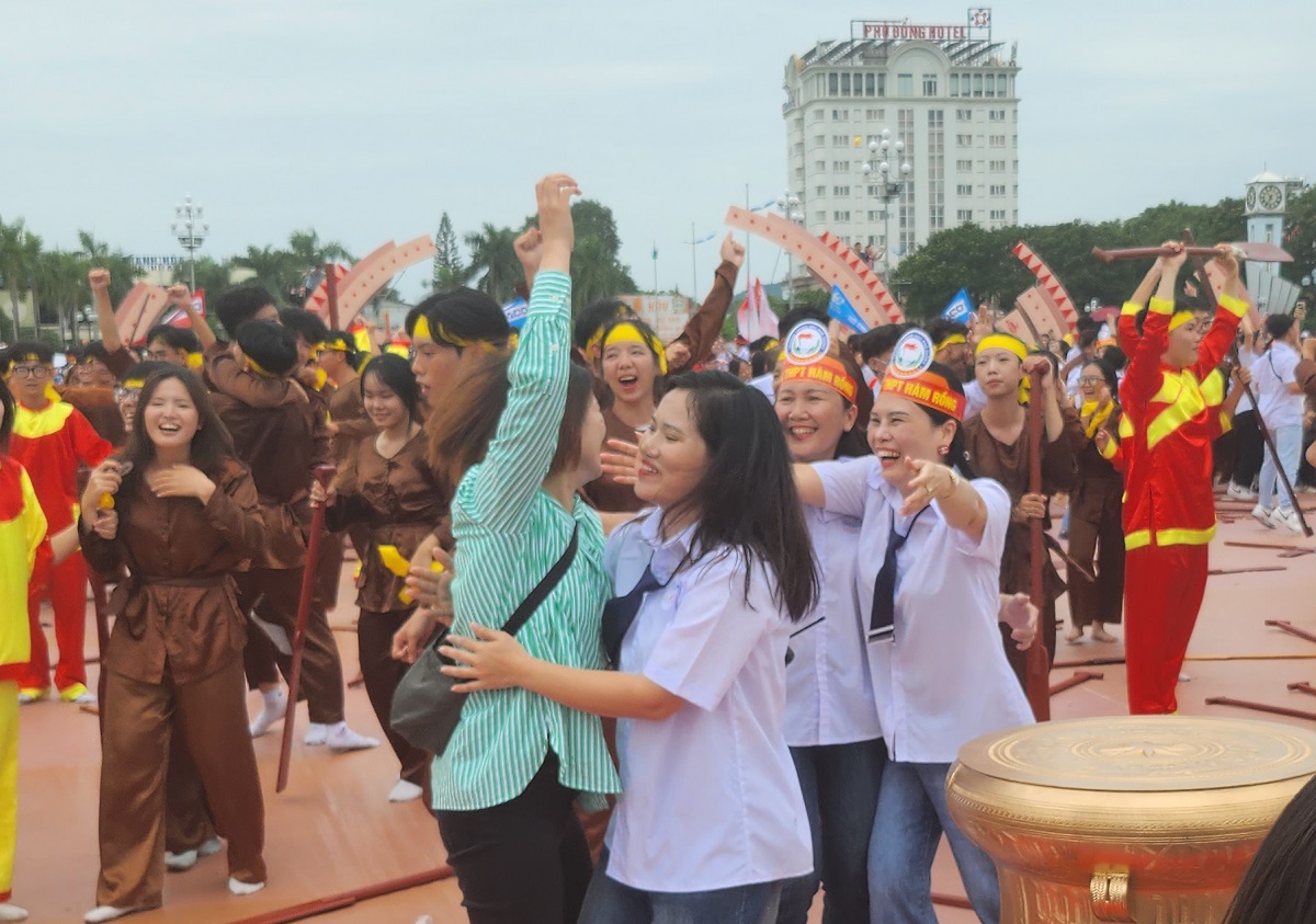 Điểm cầu Thanh Hóa nổ tung khi nhà vô địch Đường lên đỉnh Olympia năm 2023 được xướng lên - Ảnh 9.