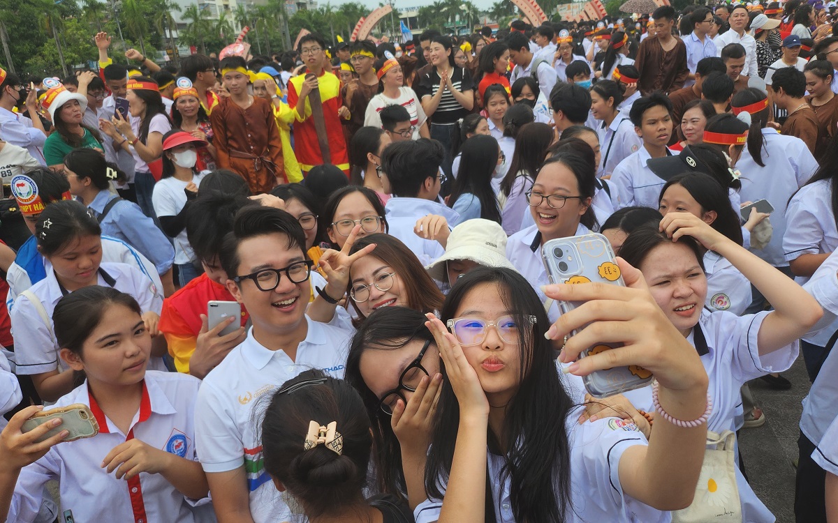 Điểm cầu Thanh Hóa nổ tung khi nhà vô địch Đường lên đỉnh Olympia năm 2023 được xướng lên - Ảnh 8.