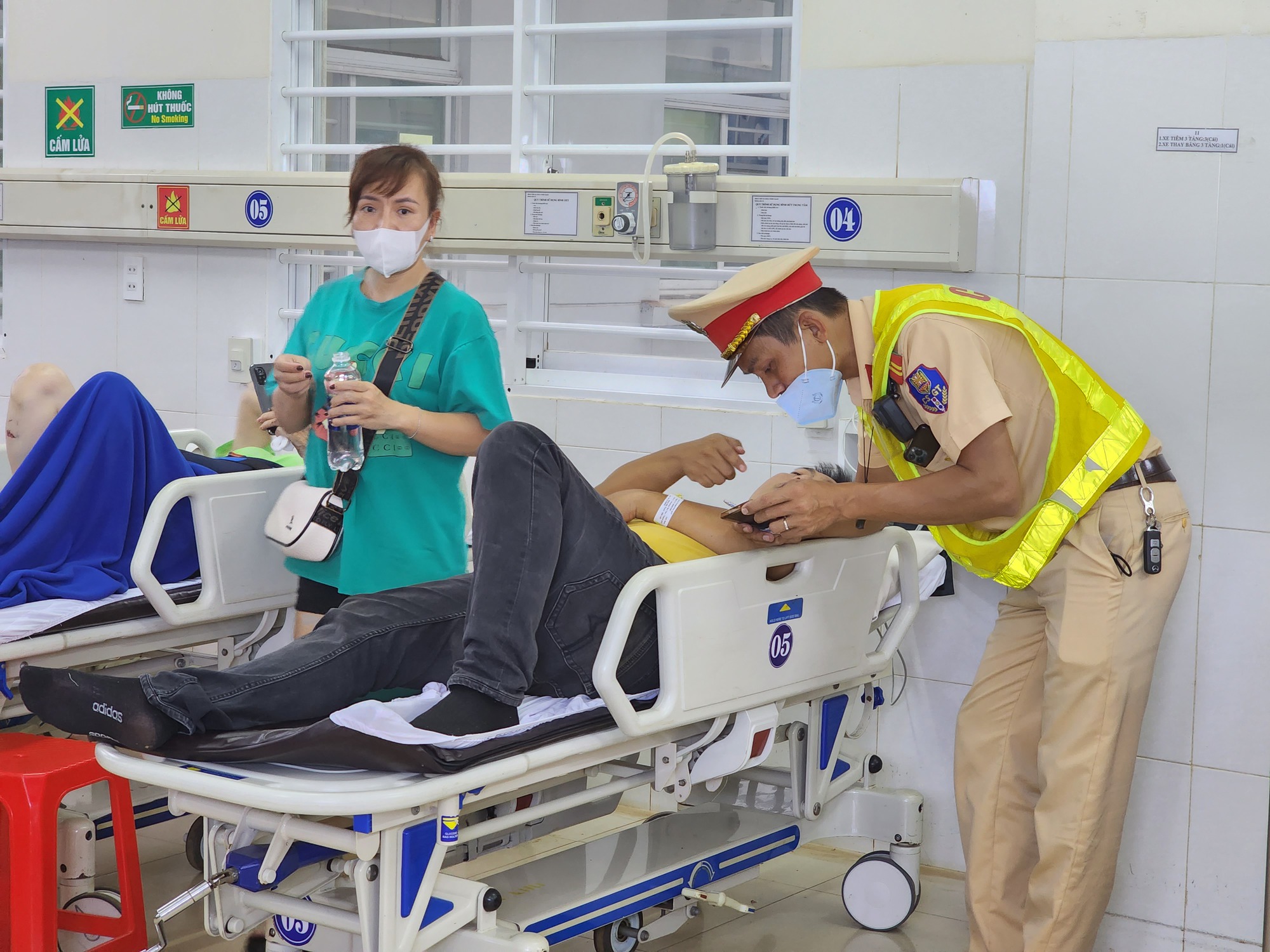 Tài xế kể lại giây phút kinh hoàng khi xe tải tông văng xe du lịch - Ảnh 2.