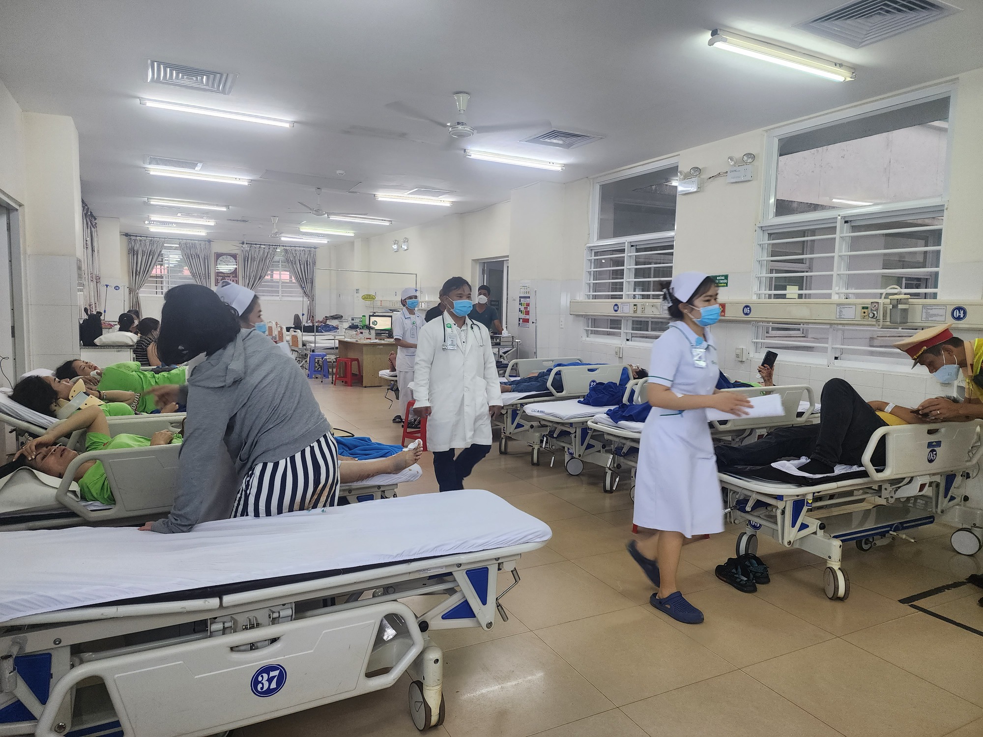 Tài xế kể lại giây phút kinh hoàng khi xe tải tông văng xe du lịch