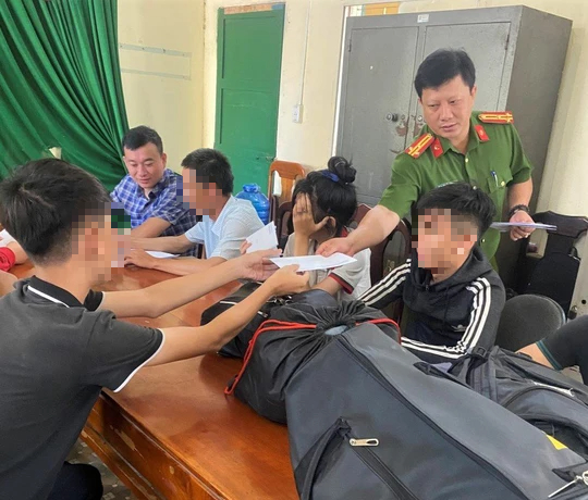 Bí ẩn kẻ đứng sau đường dây đưa 10 thanh thiếu niên ra nước ngoài