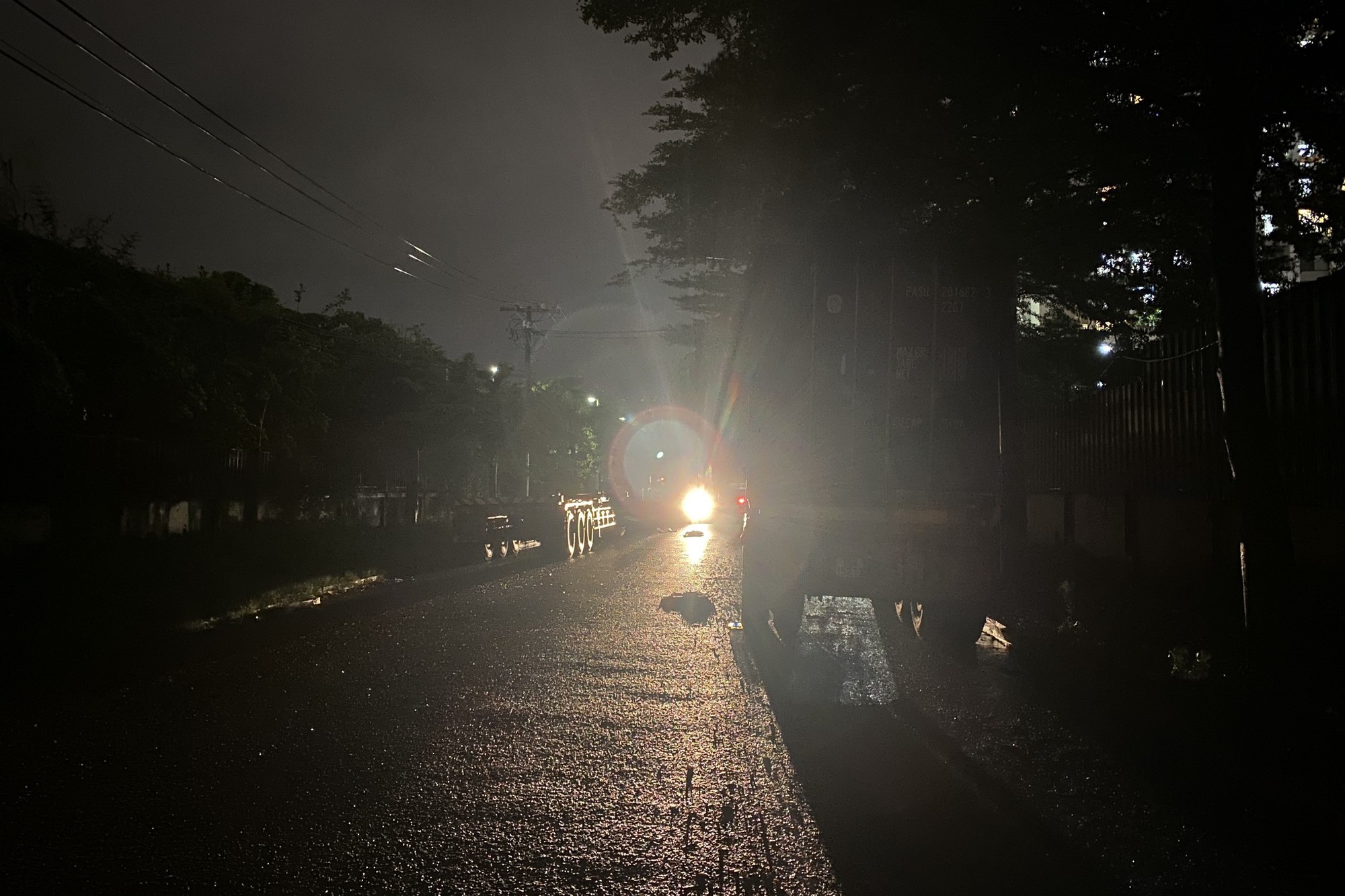 Đèn đường tắt ngúm, hàng ngàn người nhiều ngày dò dẫm vào chung cư