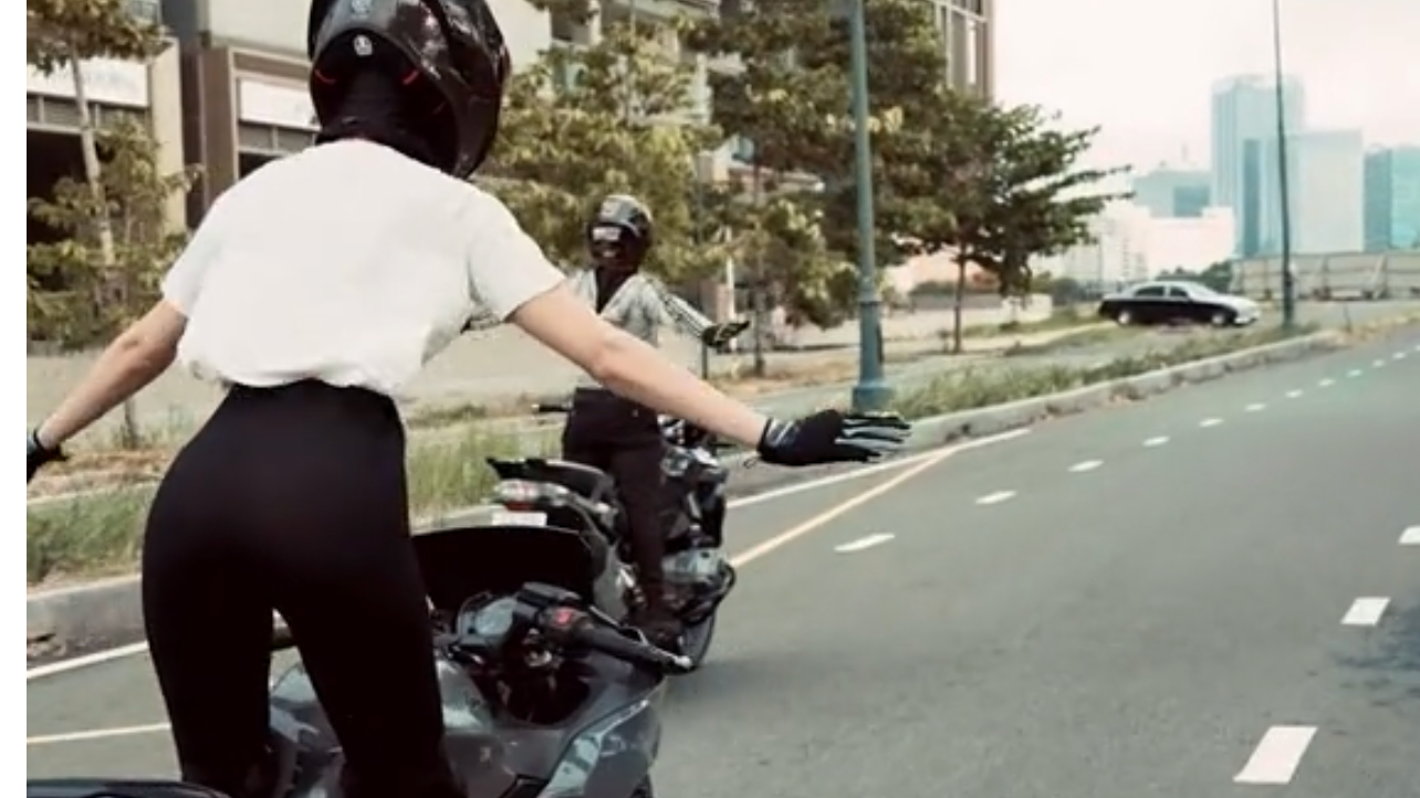 Clip nghi Ngọc Trinh "làm xiếc" trên đường: Xử lý ra sao?