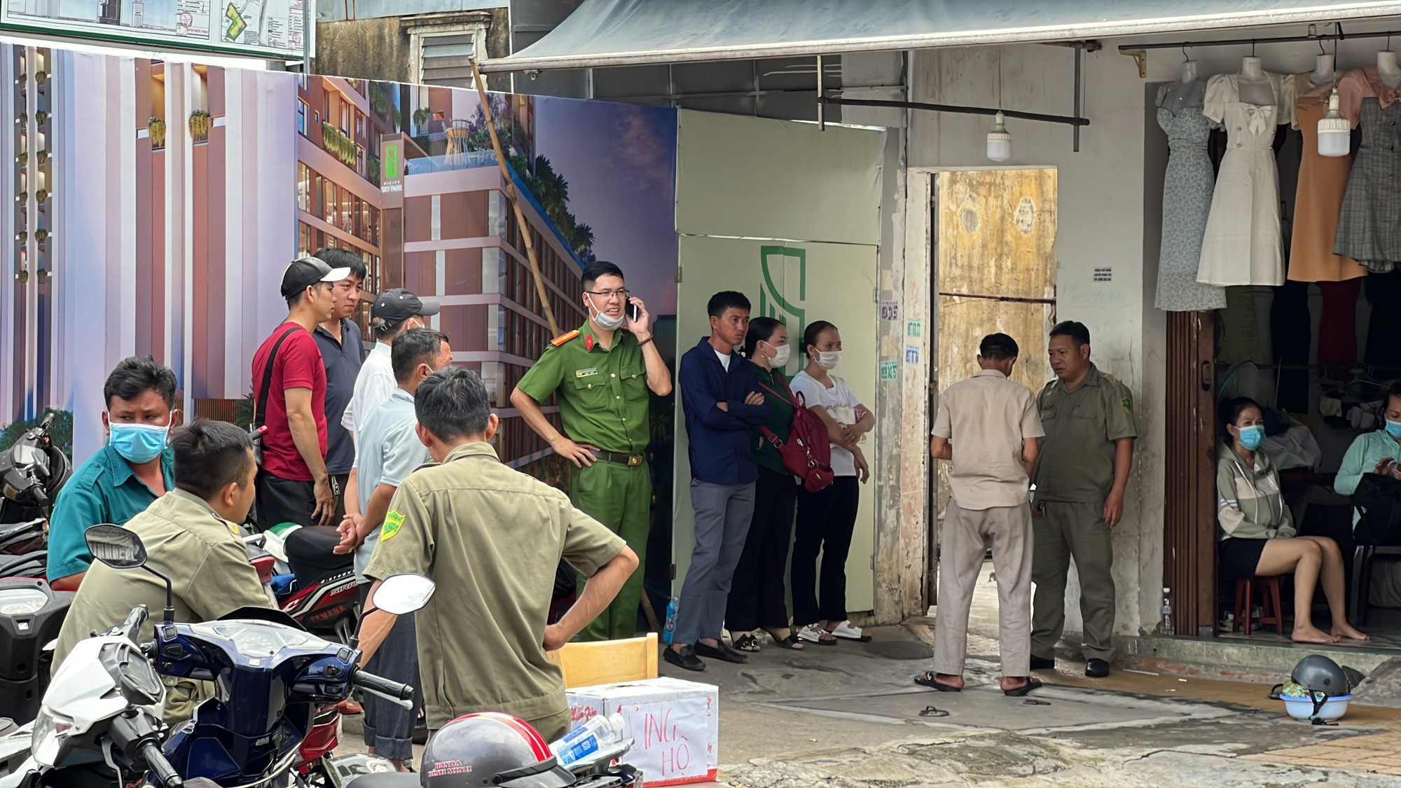 Bình Dương: Sau khi vợ về quê, người đàn ông được phát hiện chết trong tư thế treo cổ - Ảnh 1.