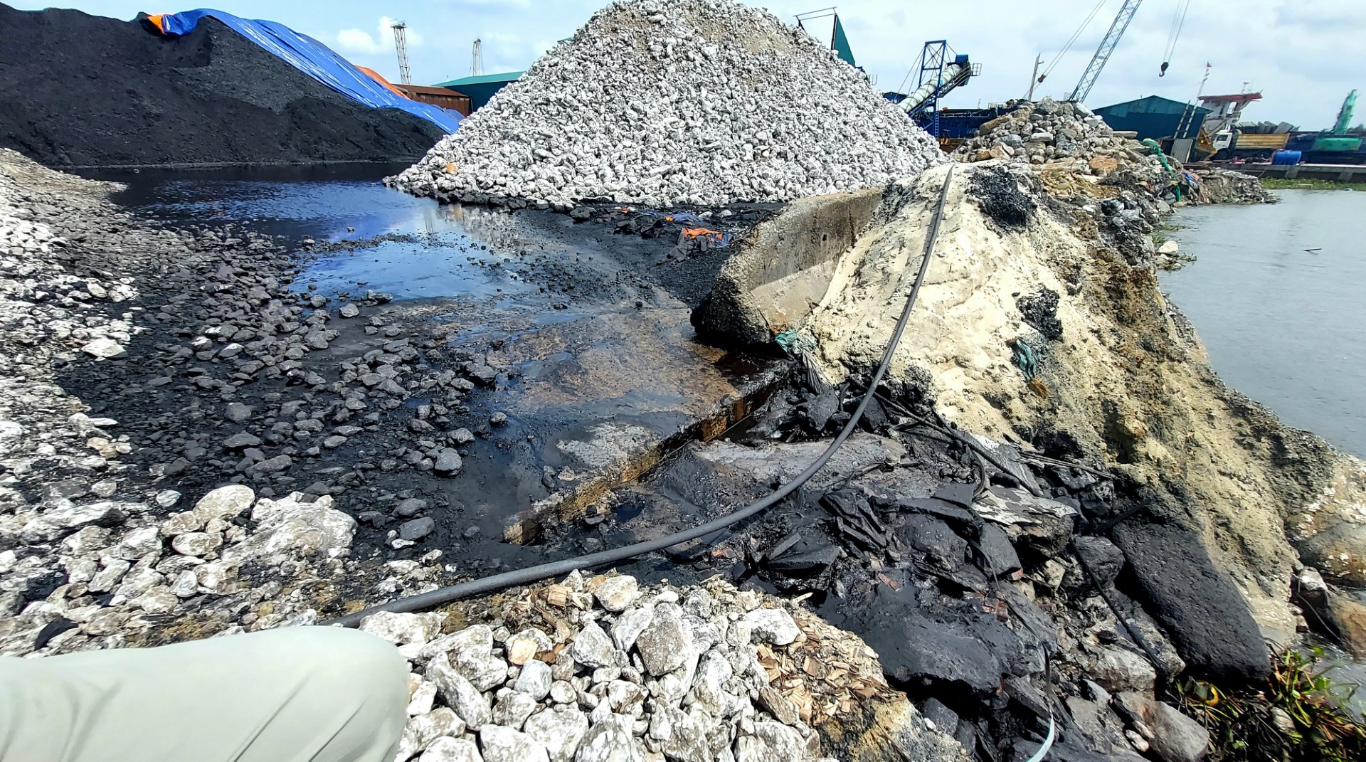 Nước thải tuồn ra cửa biển