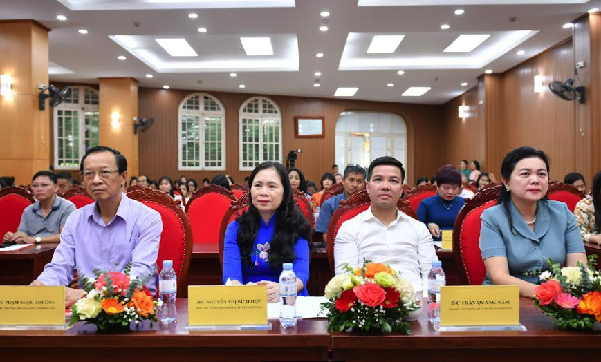 Thứ trưởng Bộ GD-ĐT: Thầy c&ocirc; phải c&oacute; đủ đức, đủ t&agrave;i, phải trở th&agrave;nh tấm gương tốt - Ảnh 3.