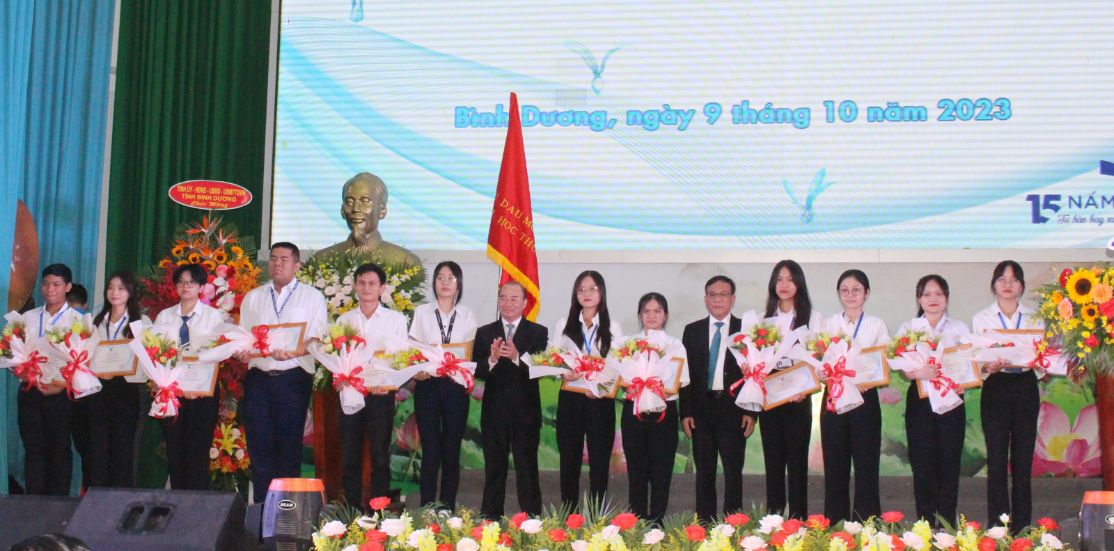 Trường đại học Thủ Dầu Một đạt nhiều dấu mốc quan trọng - Ảnh 3.