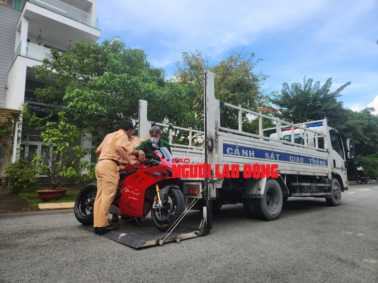 Người mẫu Ngọc Trinh "làm xiếc" trên đường: Lập biên bản xử phạt 4 lỗi, tạm giữ 2 mô tô