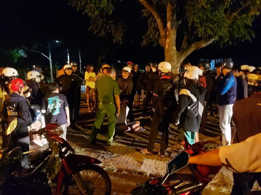Chê tài xế taxi chạy chậm, hành khách giật vô-lăng, gây tai nạn - Ảnh 1.