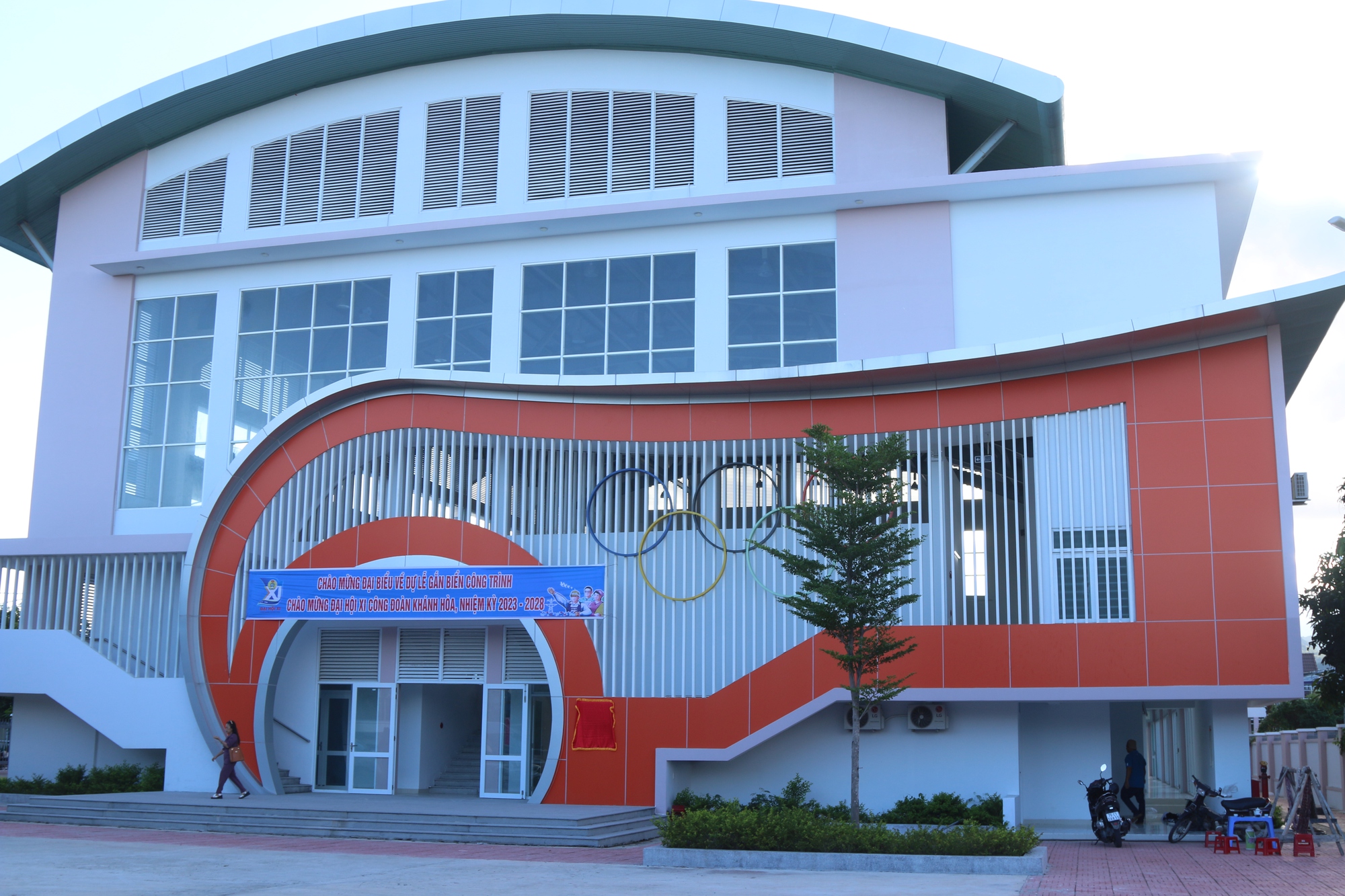Đại hội XI Công đoàn Khánh Hoà: Gắn biển công trình chào mừng đại hội - Ảnh 1.