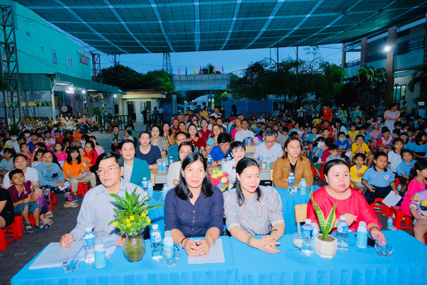 Mang yêu thương đến trẻ mồ côi