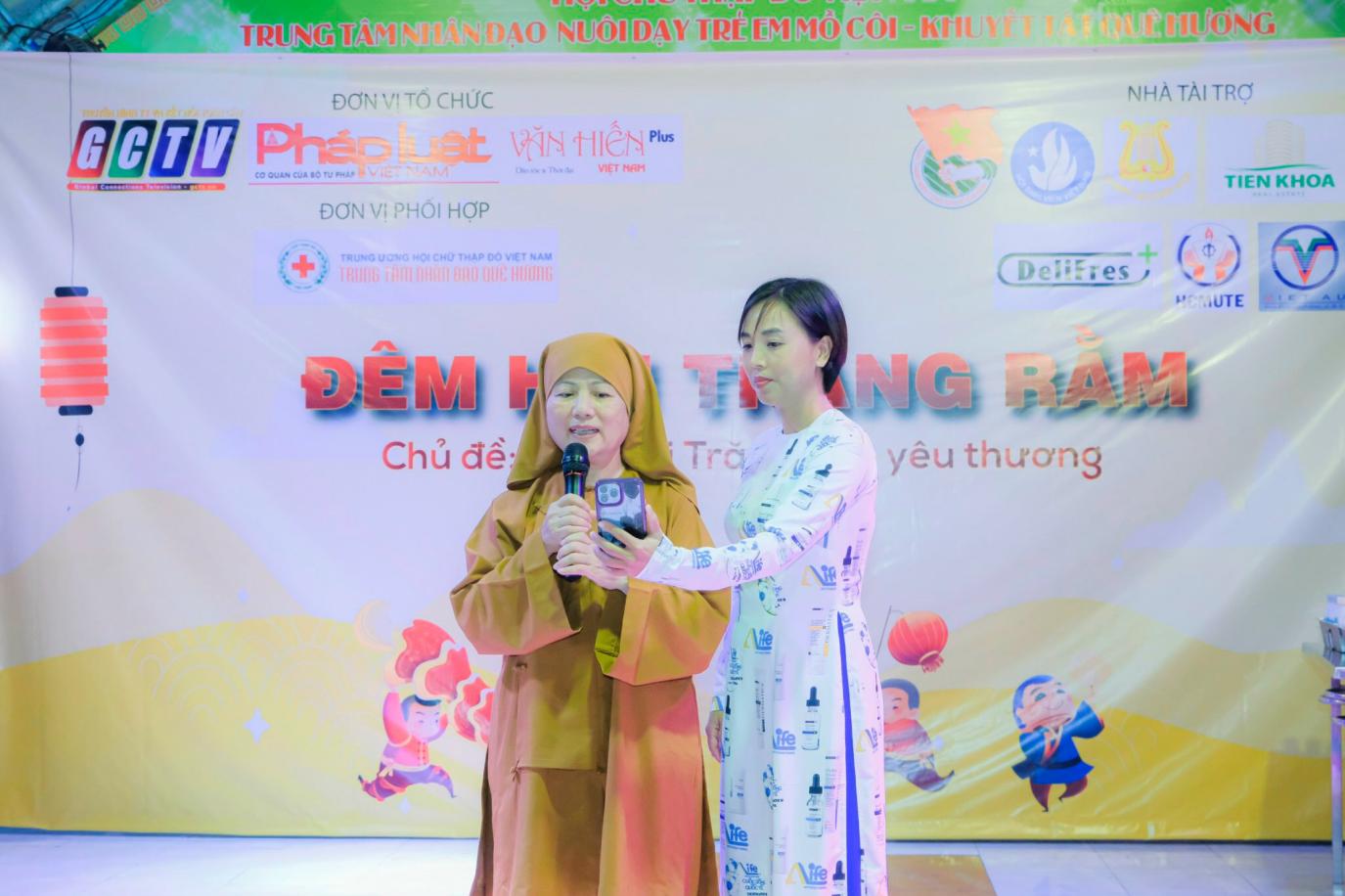 Mang yêu thương đến trẻ mồ côi - Ảnh 2.