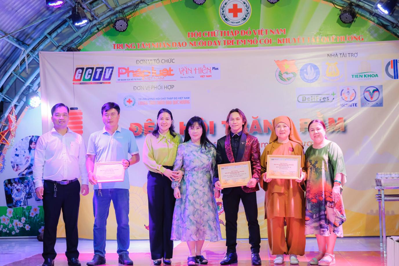 Mang yêu thương đến trẻ mồ côi - Ảnh 3.