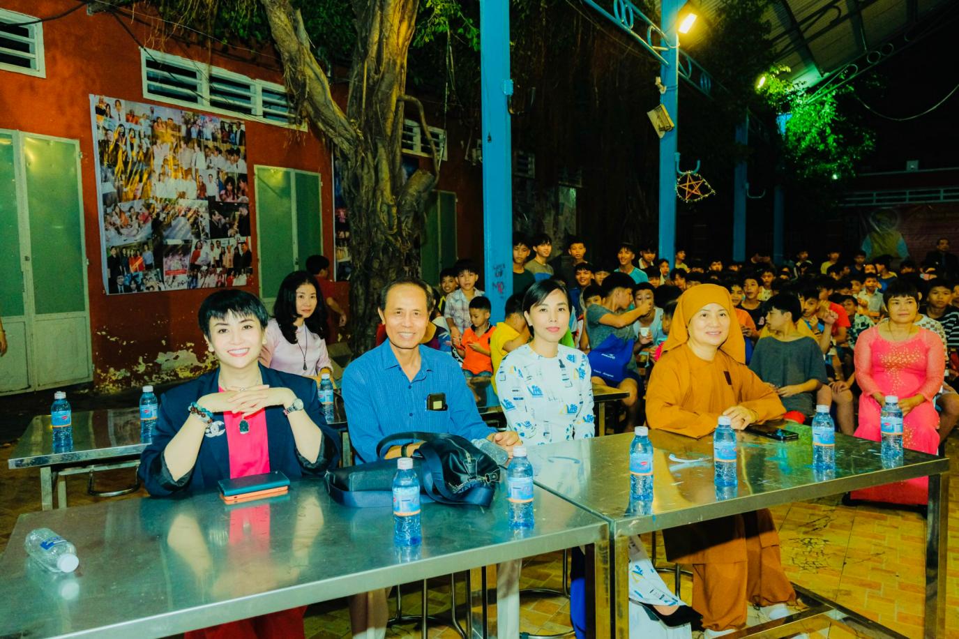 Mang yêu thương đến trẻ mồ côi - Ảnh 4.
