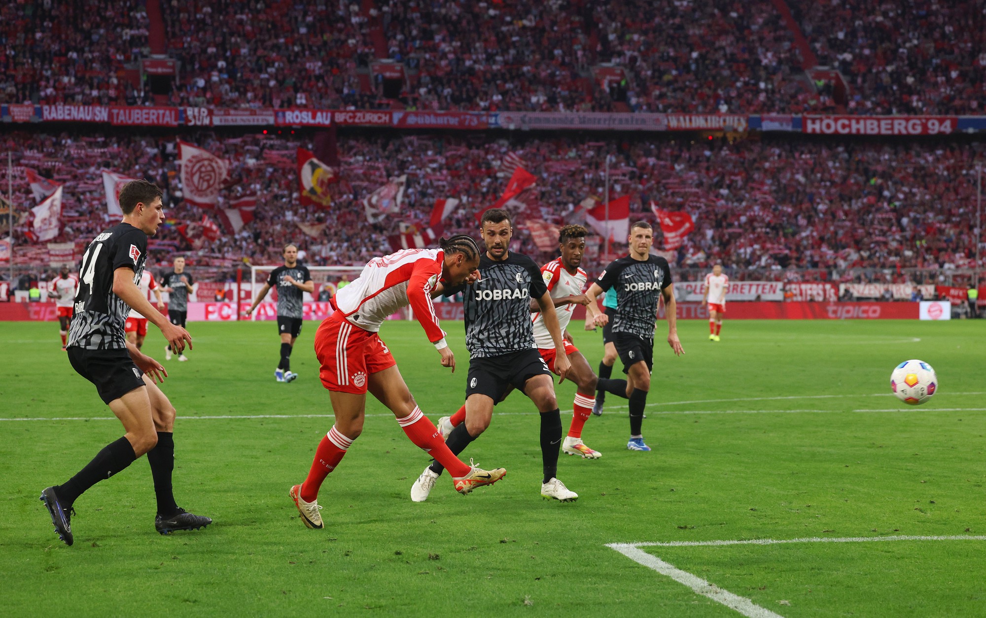 Bayern Munich v&agrave; Bayer Leverkusen tiếp tục bất bại, Bundesliga trở n&ecirc;n hấp dẫn - Ảnh 2.
