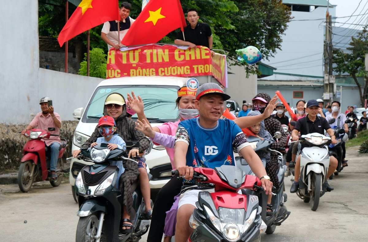 CLIP: Quê nhà Thanh Hóa chào đón nhà vô địch "Đường lên đỉnh Olympia"