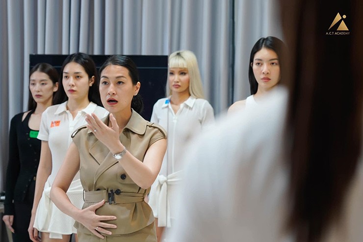 Kathy Uy&ecirc;n mang b&iacute; quyết độc quyền gi&uacute;p th&iacute; sinh Miss Cosmo Việt Nam 2023 - Ảnh 4.