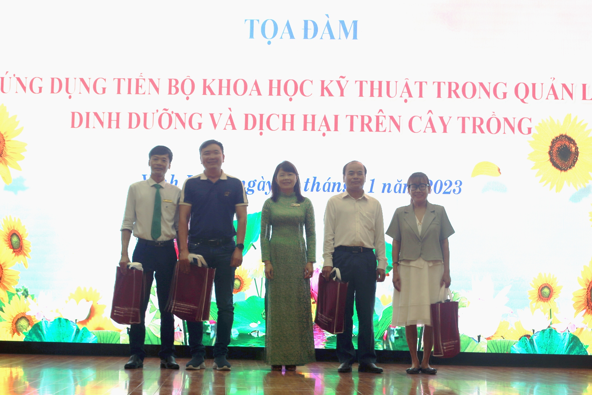 Trường Đại học Cửu Long tổ chức tọa đàm liên quan đến cây trồng