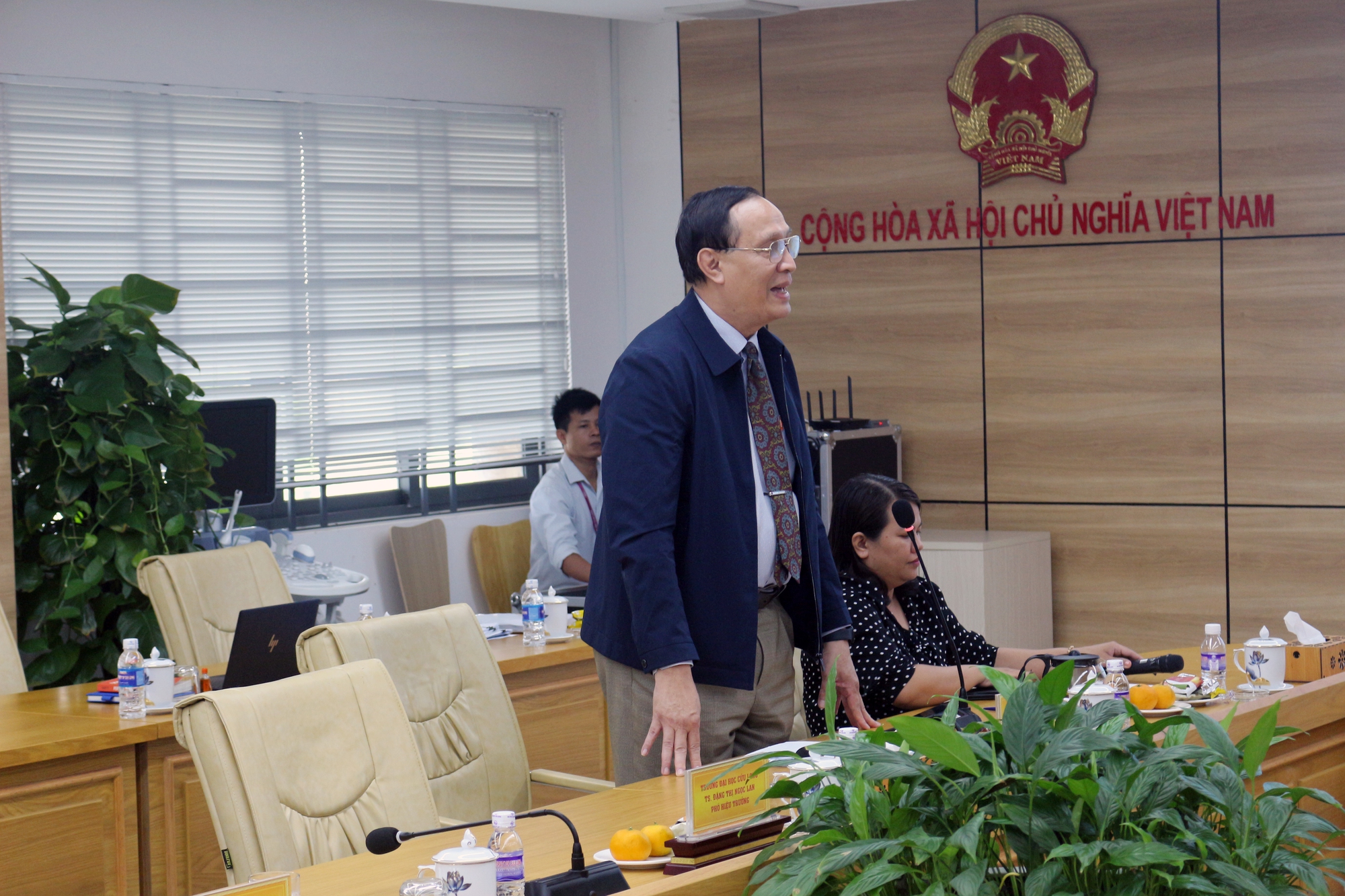 Trường Đại học Cửu Long l&agrave;m việc với một sở y tế của Campuchia - Ảnh 1.