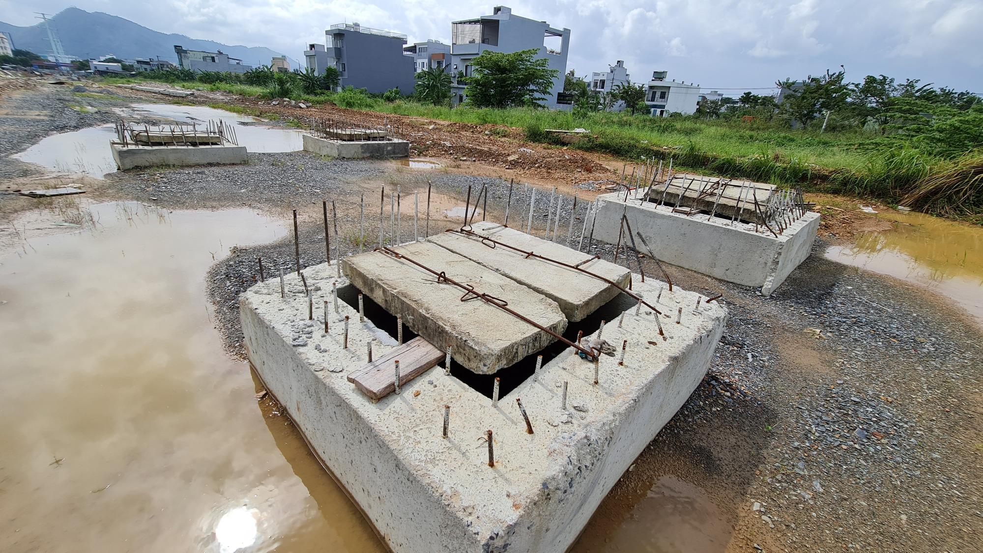Ngổn ngang tuyến đường 966 tỉ đồng - Ảnh 13.