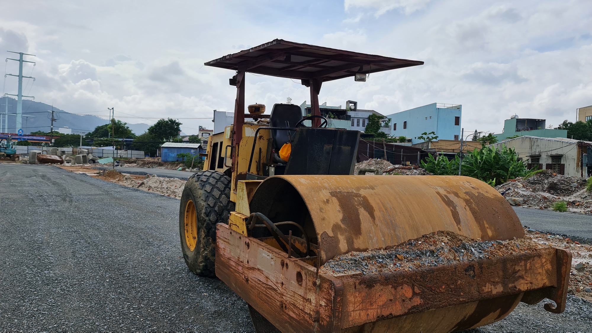 Ngổn ngang tuyến đường 966 tỉ đồng - Ảnh 2.
