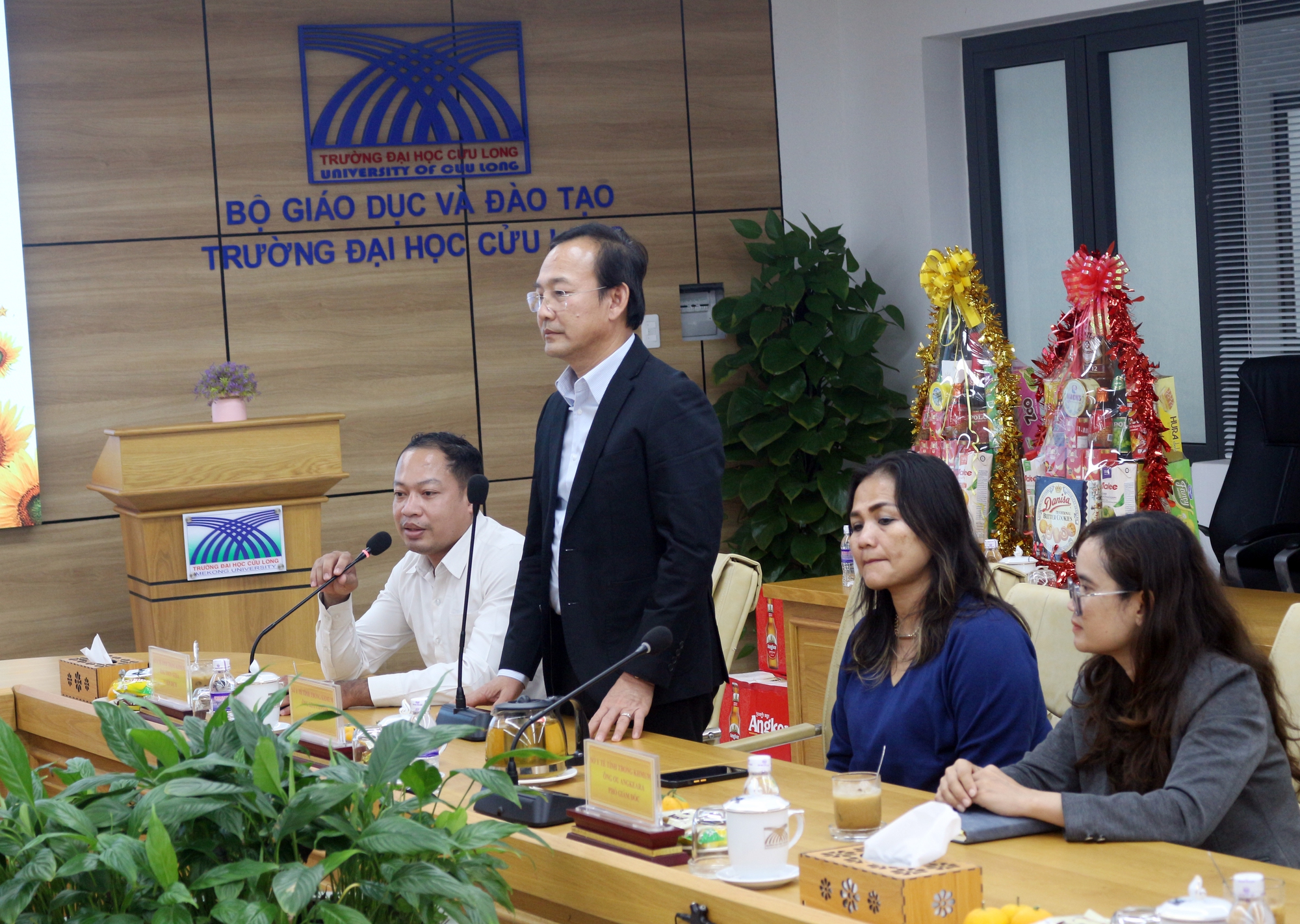 Trường Đại học Cửu Long l&agrave;m việc với một sở y tế của Campuchia - Ảnh 3.