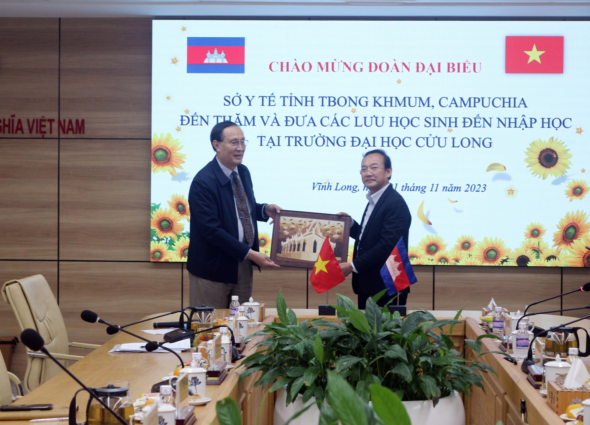 Trường Đại học Cửu Long l&agrave;m việc với một sở y tế của Campuchia - Ảnh 4.