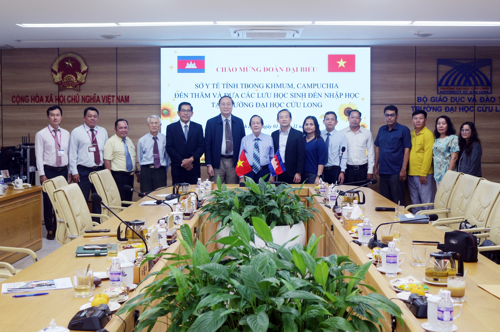 Trường Đại học Cửu Long làm việc với một sở y tế của Campuchia