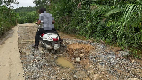 Đường nhanh chóng xuống cấp, dân chờ sửa đến bao giờ? - Ảnh 13.