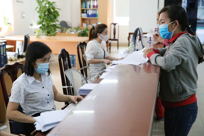 Thủ tướng yêu cầu đề xuất giải pháp hạn chế tình trạng rút BHXH một lần - Ảnh 1.