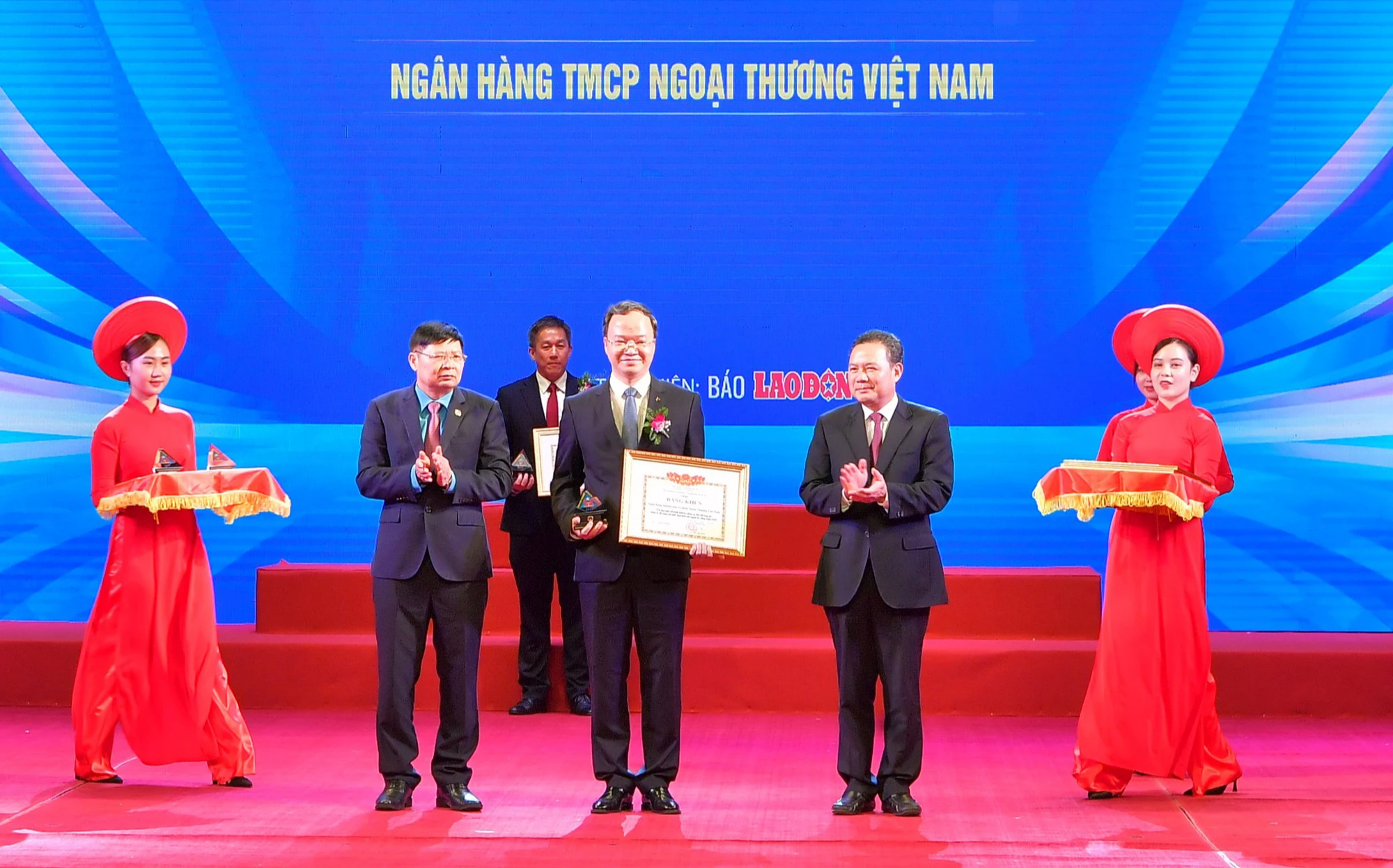Vietcombank lần thứ 4 liên tiếp được vinh danh Doanh nghiệp tiêu biểu vì người lao động