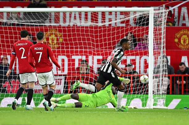 Thua tan t&aacute;c Newcastle, Man United th&agrave;nh cựu vương League Cup - Ảnh 8.