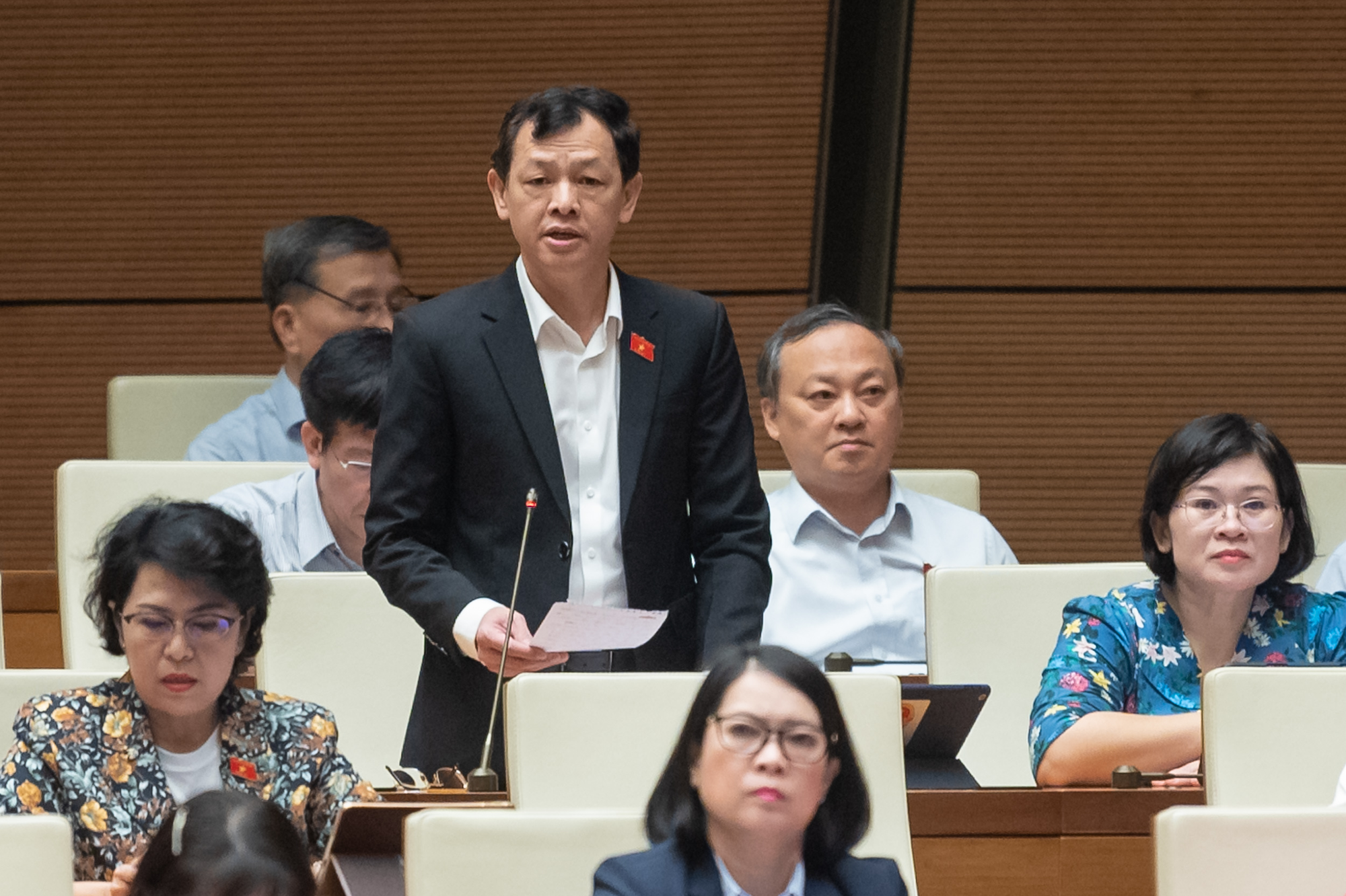 Đại biểu QH: H&agrave;ng chất lượng k&eacute;m vẫn vượt &ldquo;khe cửa hẹp&rdquo; tr&uacute;ng thầu gi&aacute; rẻ - Ảnh 1.