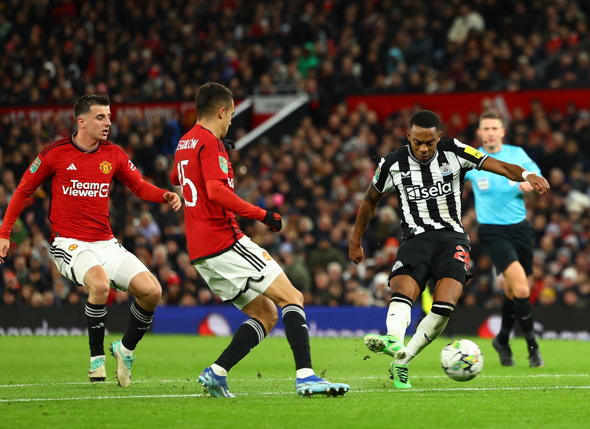 Thua tan tác Newcastle, Man United thành cựu vương League Cup