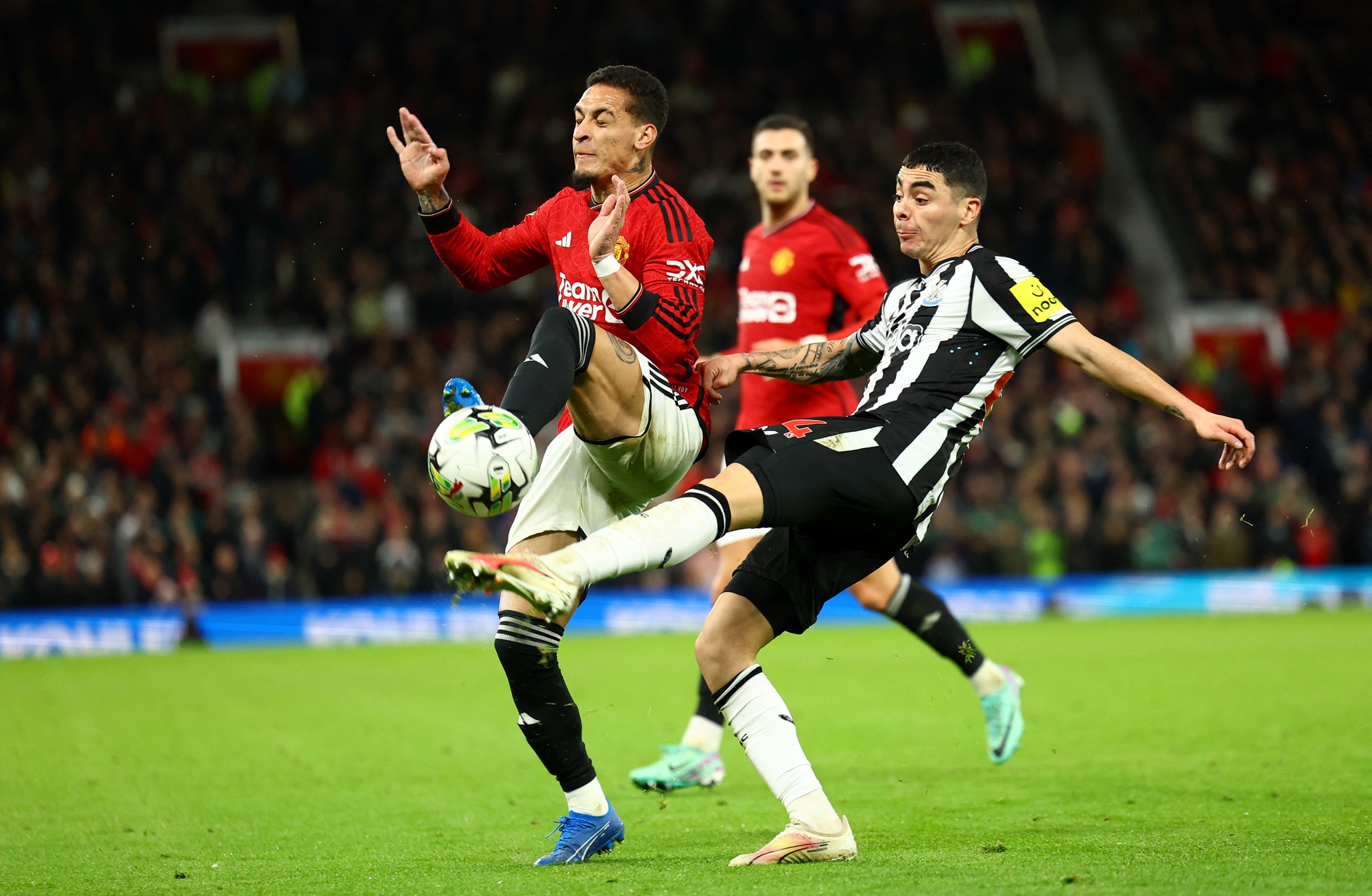 Thua tan t&aacute;c Newcastle, Man United th&agrave;nh cựu vương League Cup - Ảnh 1.