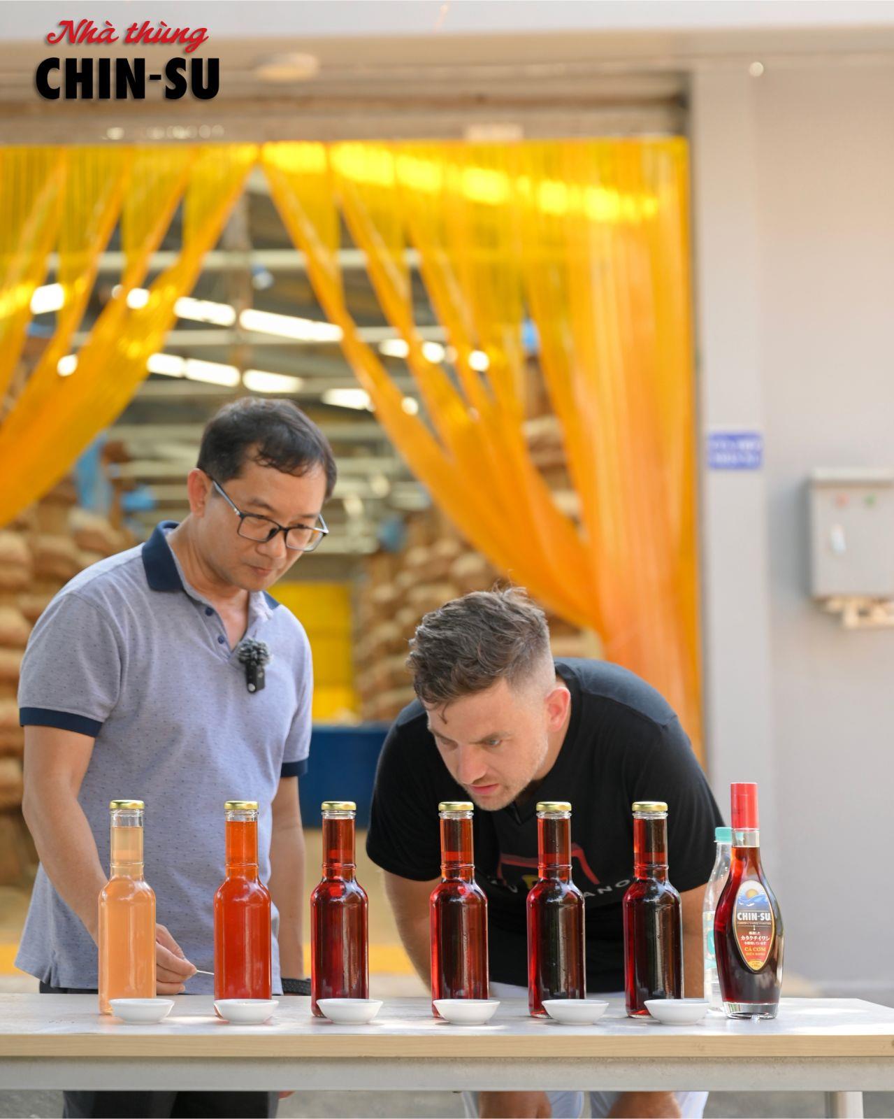 Mê món Việt 15 năm, Chad Kubanoff lần đầu đến thăm nhà thùng nước mắm Chin-su Phú Quốc - Ảnh 4.