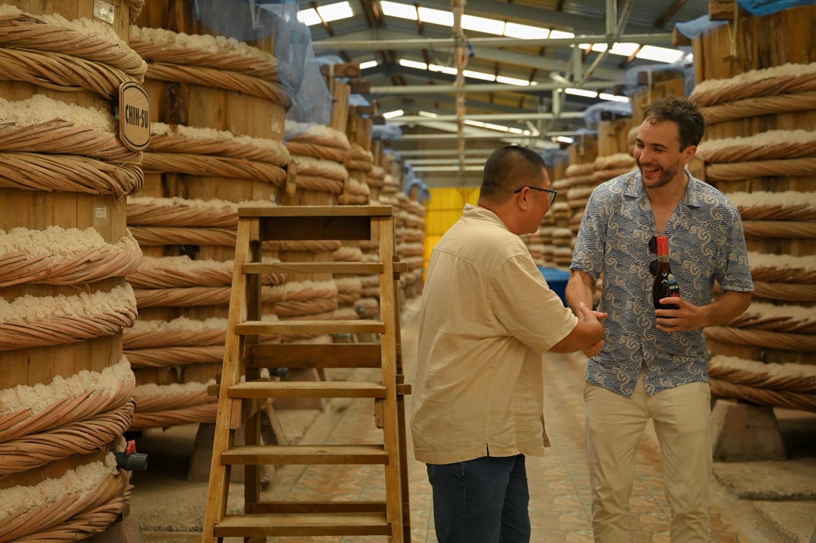 Will in Vietnam thăm nh&agrave; th&ugrave;ng Chin-su Ph&uacute; Quốc: &ldquo;Nước mắm l&agrave; rượu vang của người Việt&rdquo; - Ảnh 6.