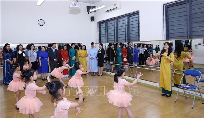 Phu nh&acirc;n Chủ tịch nước v&agrave; Phu nh&acirc;n Tổng thống M&ocirc;ng Cổ thăm Trường Tiểu học Chu Văn An - Ảnh 4.