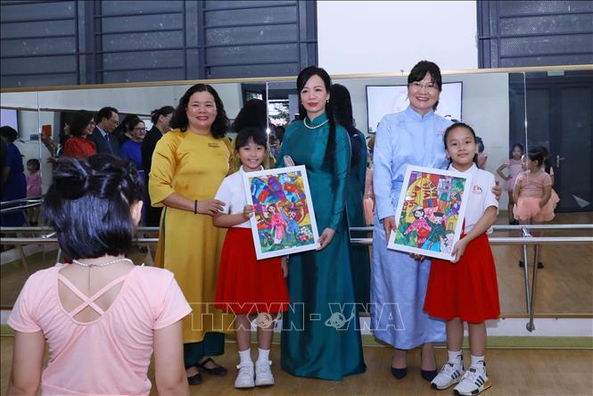 Phu nh&acirc;n Chủ tịch nước v&agrave; Phu nh&acirc;n Tổng thống M&ocirc;ng Cổ thăm Trường Tiểu học Chu Văn An - Ảnh 5.