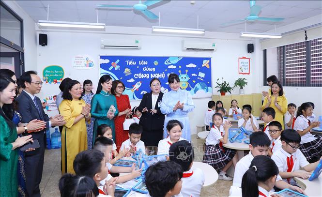 Phu nh&acirc;n Chủ tịch nước v&agrave; Phu nh&acirc;n Tổng thống M&ocirc;ng Cổ thăm Trường Tiểu học Chu Văn An - Ảnh 3.