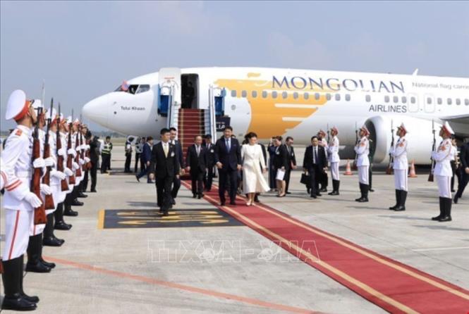 Tổng thống M&ocirc;ng Cổ v&agrave; Phu nh&acirc;n đến H&agrave; Nội, bắt đầu thăm Việt Nam - Ảnh 4.