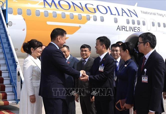 Tổng thống M&ocirc;ng Cổ v&agrave; Phu nh&acirc;n đến H&agrave; Nội, bắt đầu thăm Việt Nam - Ảnh 3.