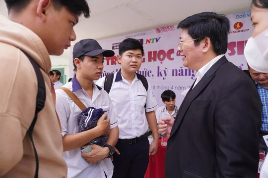 Người thầy “đưa trường học đến với thí sinh”