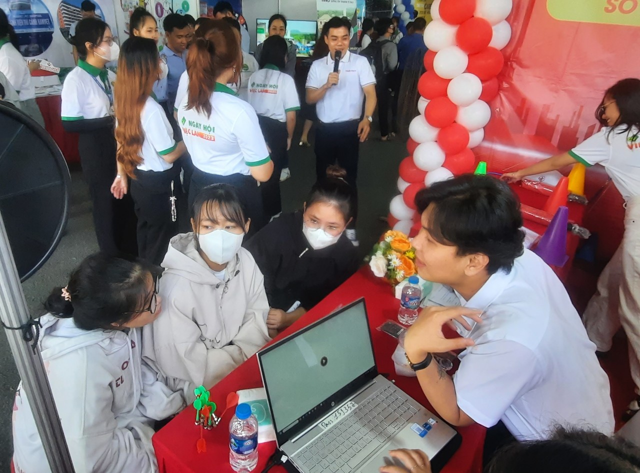 Sinh viên mới tốt nghiệp "đòi hỏi quá nhiều ở doanh nghiệp"